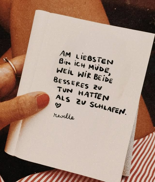 hand hält ein notizbuch mit handschriftlichem text