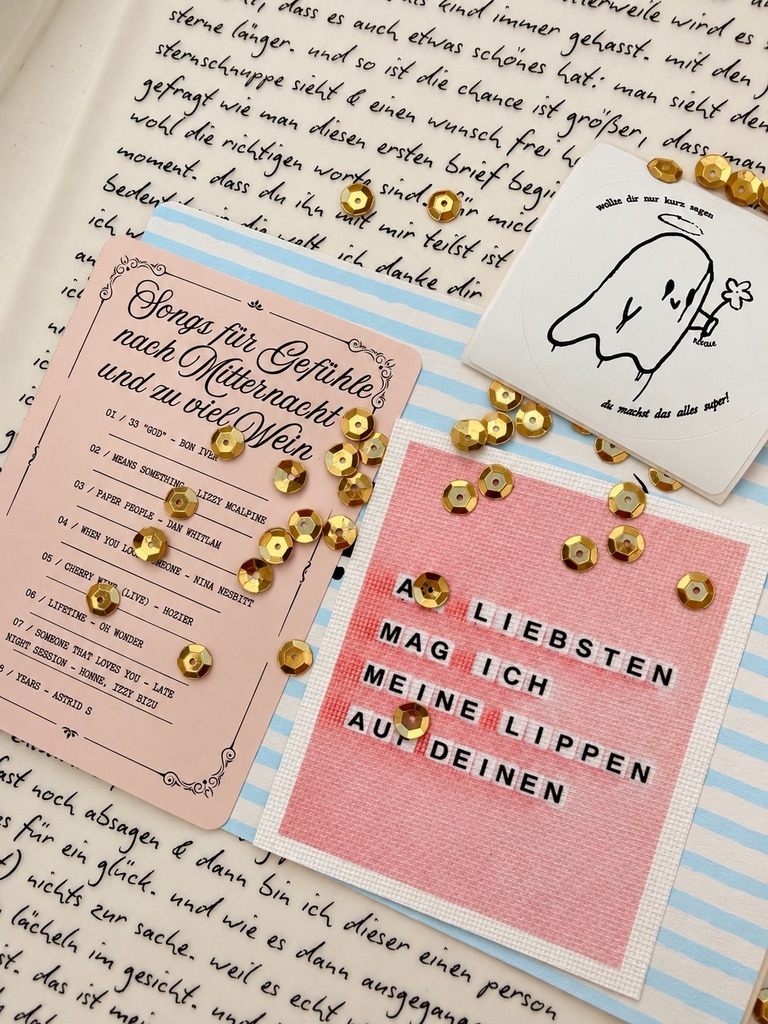 handgeschriebener brief mit playlist-karte, sticker und pailletten
