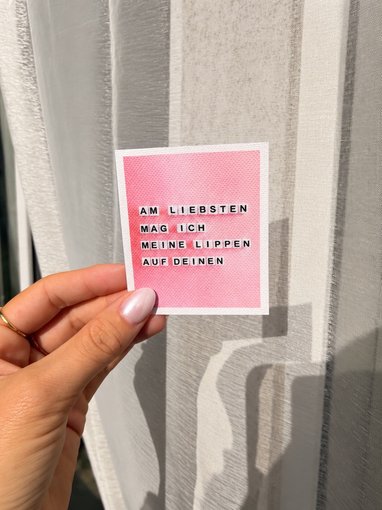 rosa karte mit buchstabenperlen